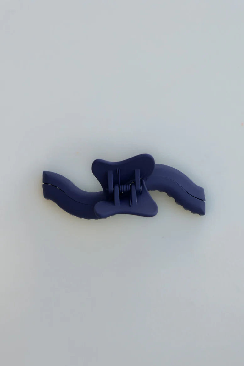 Kaxi Wavy Midi Hold Everything Claw